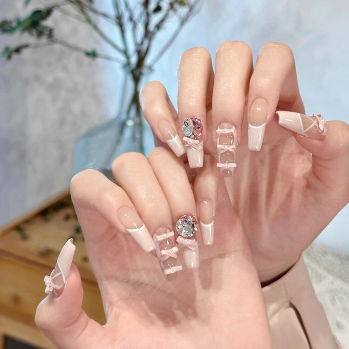 Kunstnagelset mit funkelnden Glitzer- und holografischen Akzenten Karnz