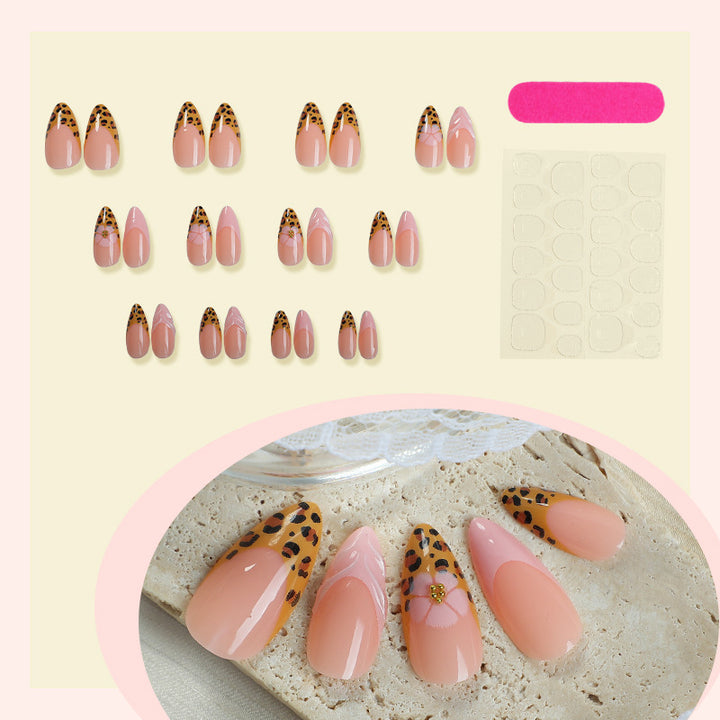 Kunstnagelset mit trendigen Leoparden-Design und eleganten Akzenten Karnz