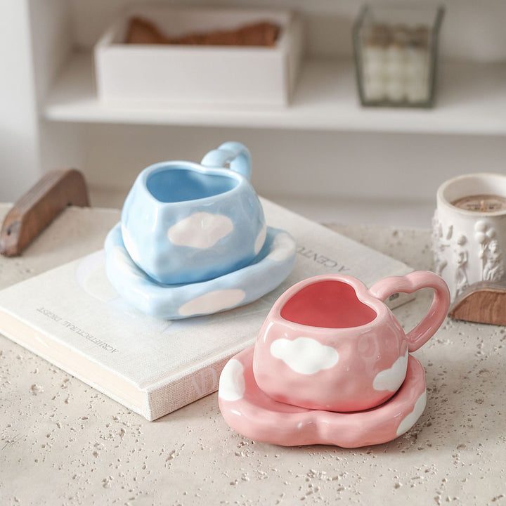 Verspielte Keramik-Herzbecher mit organischer Wolken-Untertasse