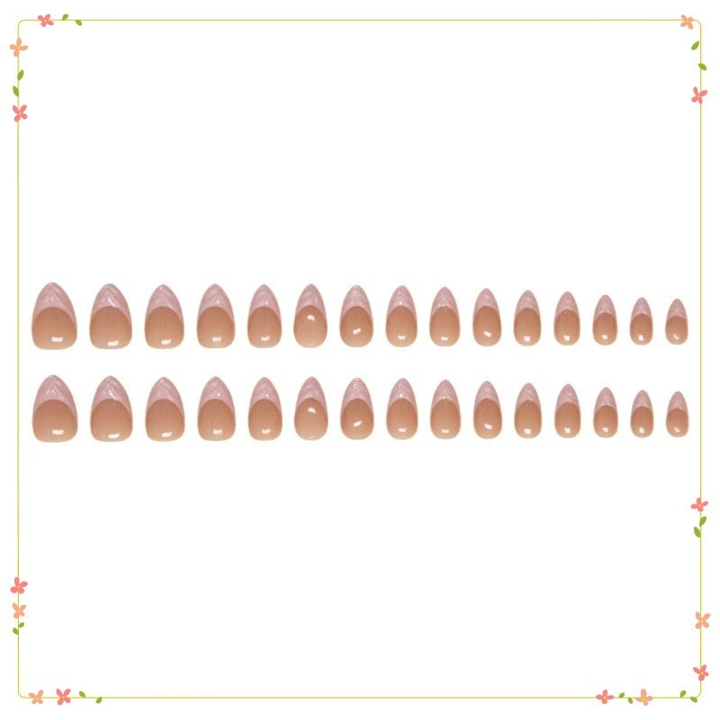 Elegante Nagelspitzen mit French Design Karnz
