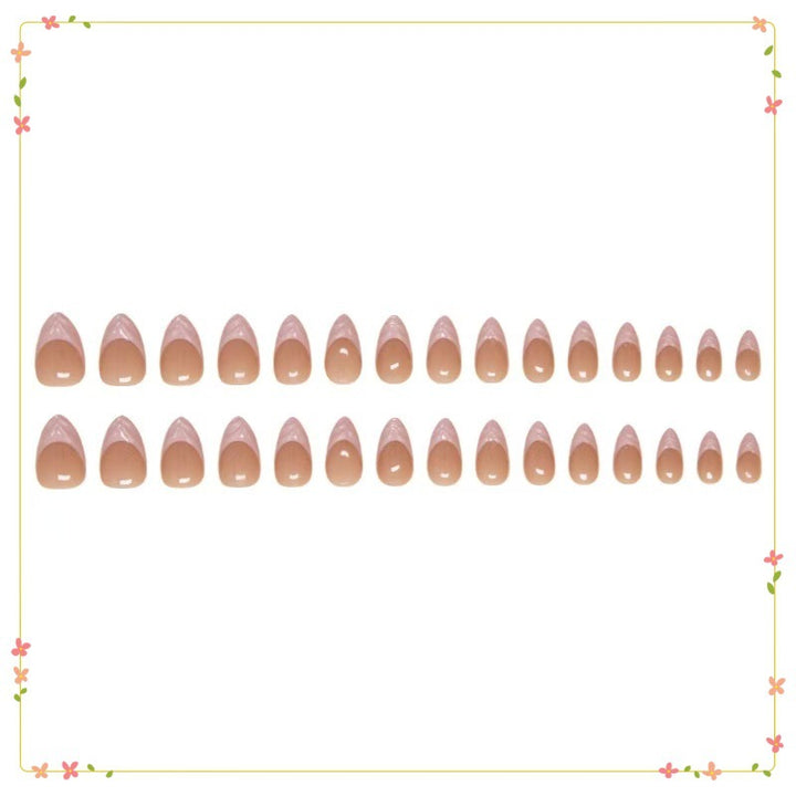 Elegante Nagelspitzen mit French Design Karnz