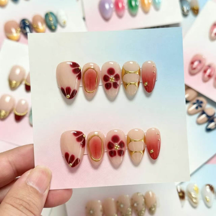 Blumen Design Press-On Nagelset mit goldenen Akzenten