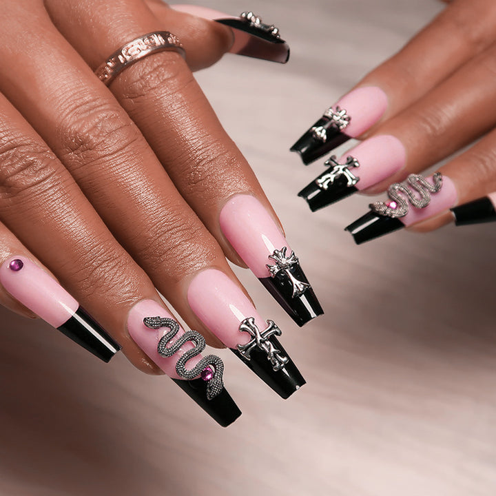 Kunstvolle Stiletto-Nägel mit Glitzer-Akzenten und Kreativdesign Karnz
