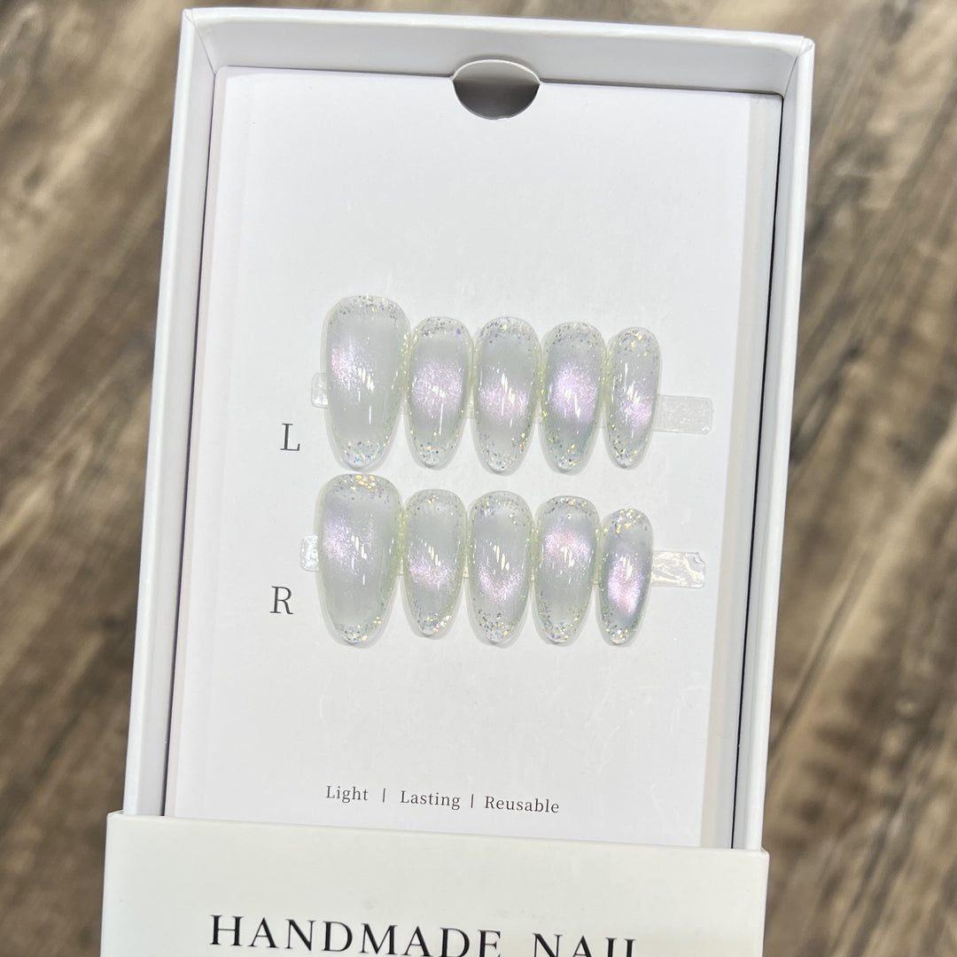 Handgemachtes Press-On-Nagelset mit irisierendem Finish Karnz