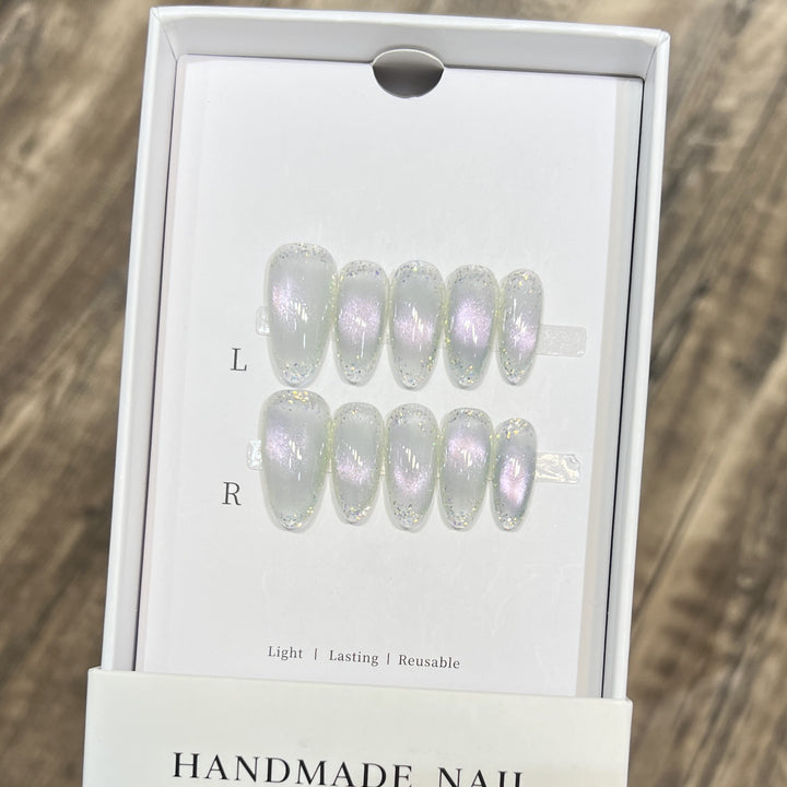 Handgemachtes Press-On-Nagelset mit irisierendem Finish Karnz