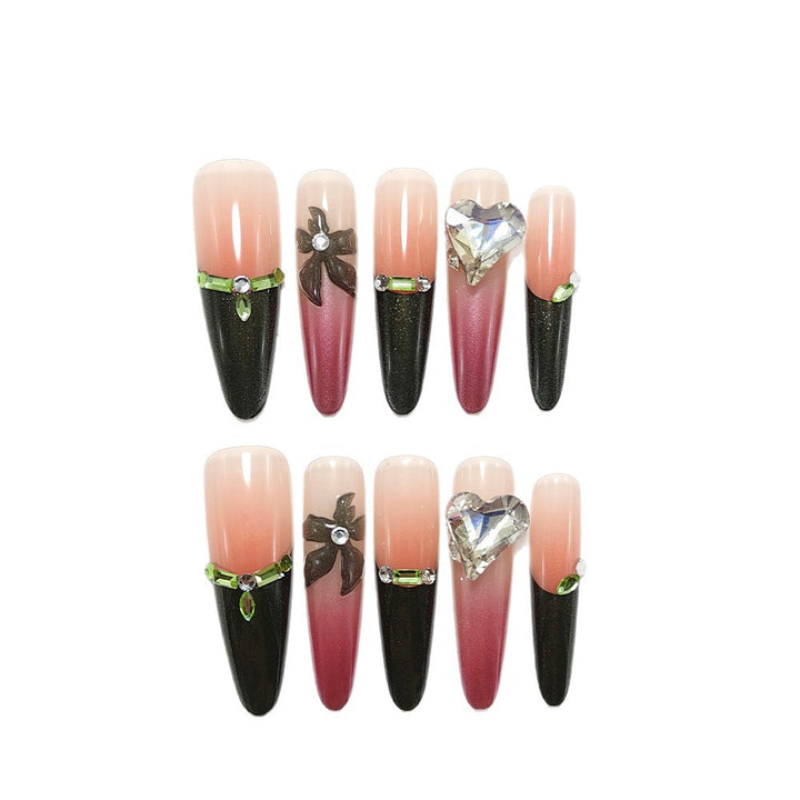 Kunstnägel mit Elegantem Spitzen-Design und Glitzerakzenten Karnz