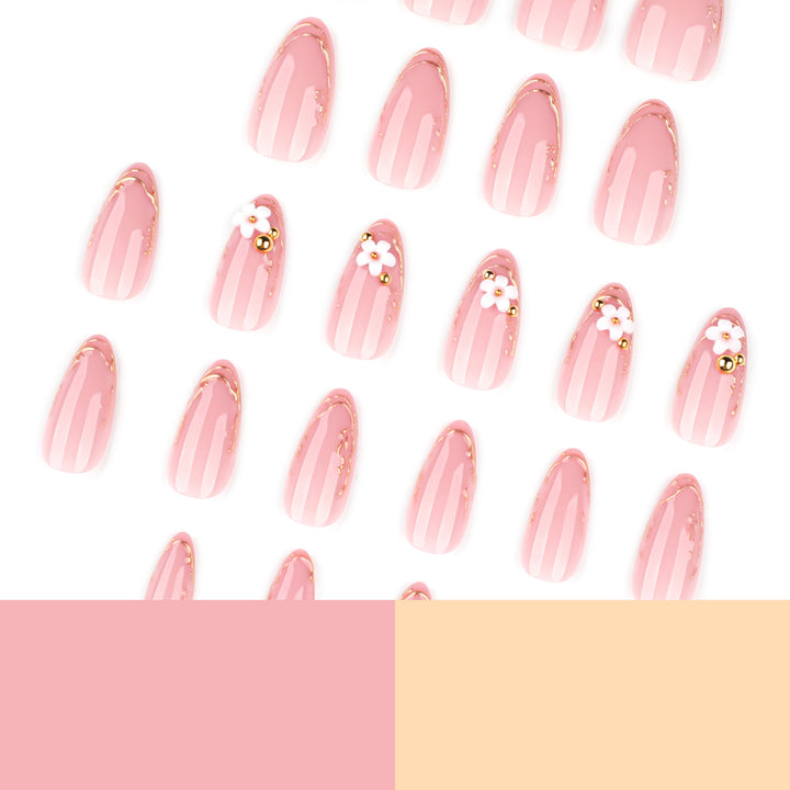 Kunstvolle Nagelgestaltung mit goldenen Akzenten und floralen Details Karnz