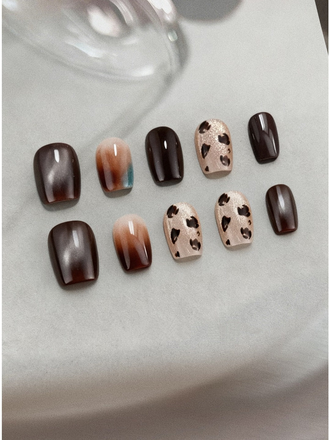 Künstlerisches Press-On-Nagelset mit Leopard- und Ombre-Designs