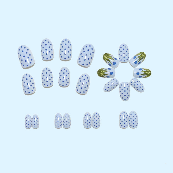 Kreative Kunstnägel im eleganten Punktedesign mit floralen Akzenten Karnz