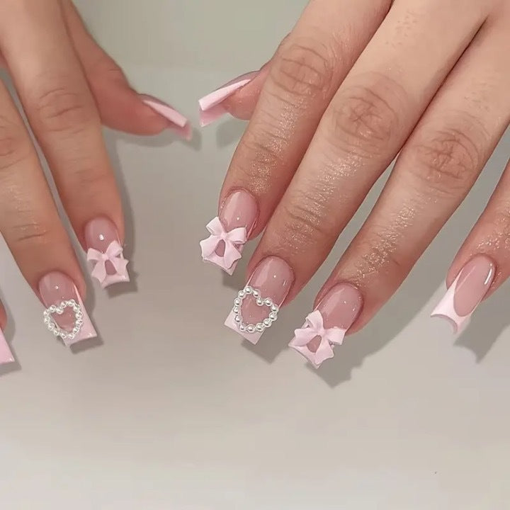 Kunstnagelset mit 3D Schleifen und Perlenakzenten Karnz