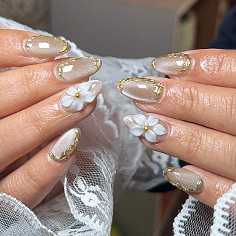 Elegantes Press-On-Nail-Art-Set mit floralen und goldenen Akzenten Karnz