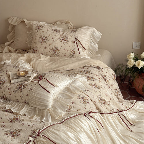 Bettwäsche-Set mit plissiertem Satin-Bettrock und Vintage‑Blumenprint