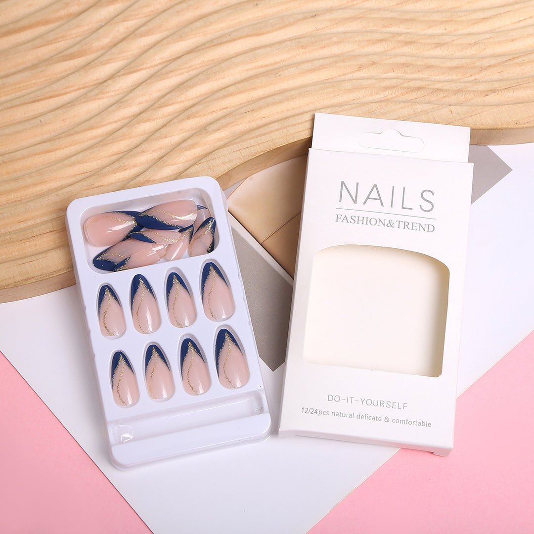 Künstlerisches Nageldesign mit eleganten goldenen Akzenten Karnz