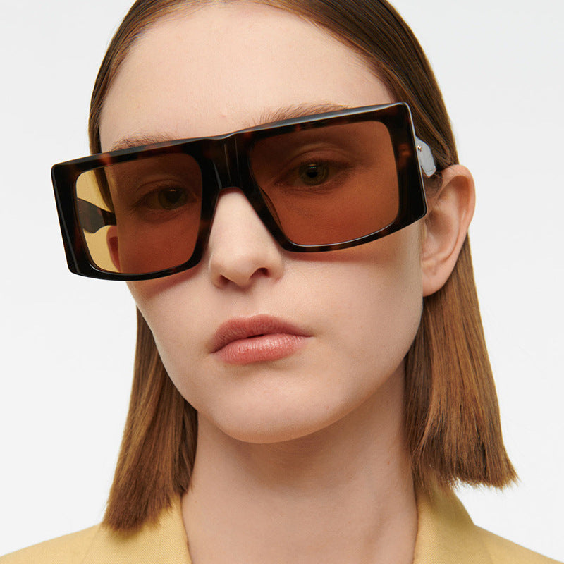 Damen quadratische Sonnenbrille mit robustem Kunststoffrahmen und schützendem UV-Filter Karnz