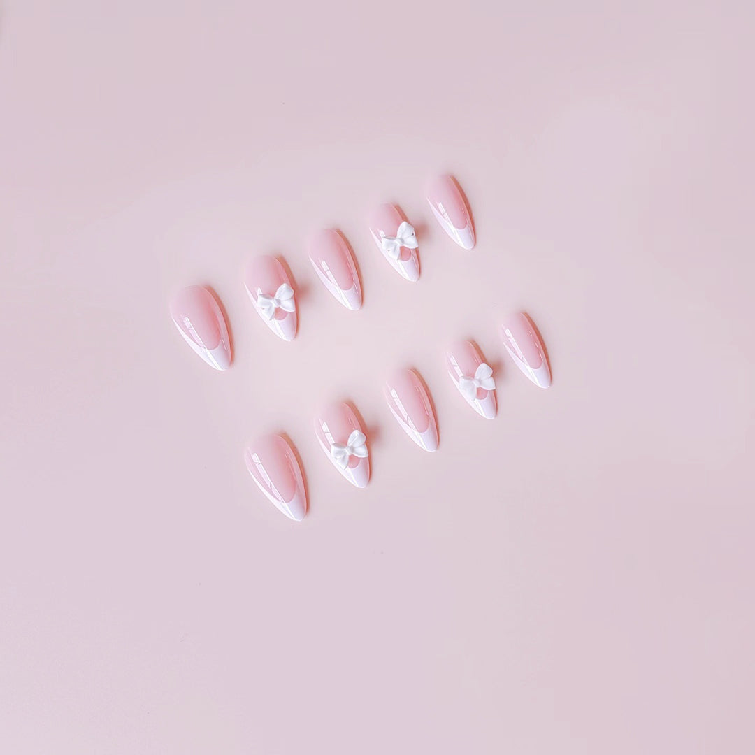 Kunstnagelset mit eleganten 3D-Blüten und glitzernden Akzenten Karnz