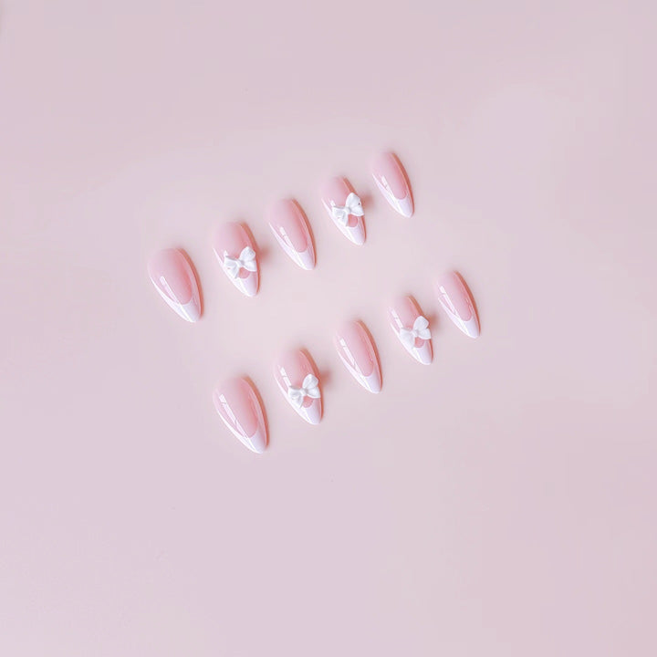 Kunstnagelset mit eleganten 3D-Blüten und glitzernden Akzenten Karnz