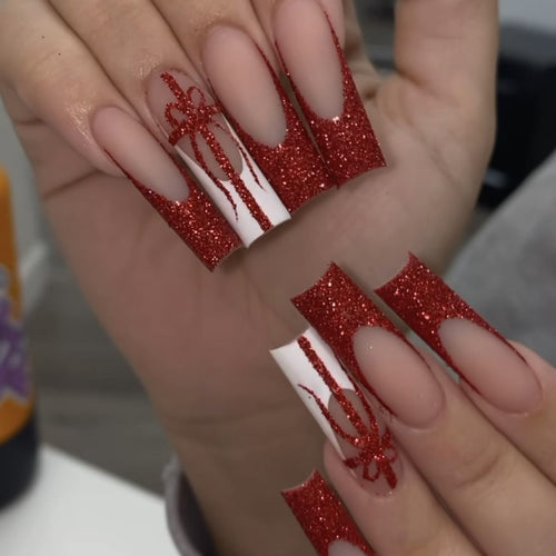 Glitzernde Stiletto Press-On Nägel mit Geschenkdesign Karnz