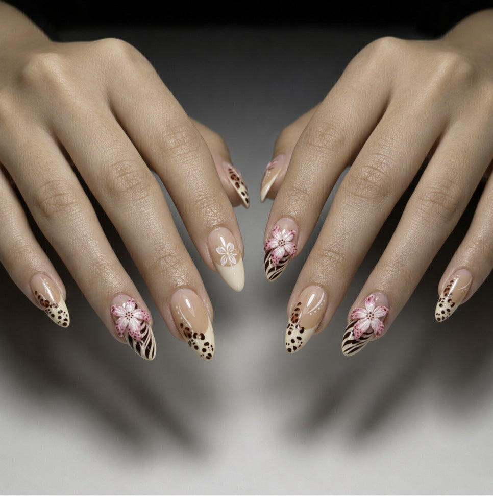 Kunstnägel mit Floralem Design und Elegantem Spitzenlook Karnz
