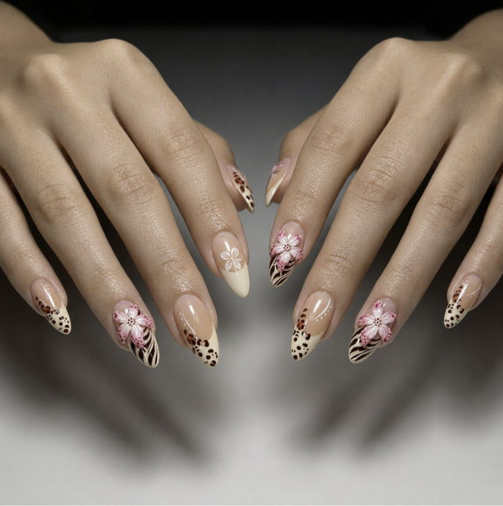 Kunstnägel mit Floralem Design und Elegantem Spitzenlook Karnz