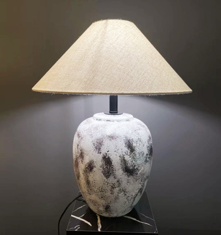 Dekorative Tischlampe mit einzigartigem Keramikfuß