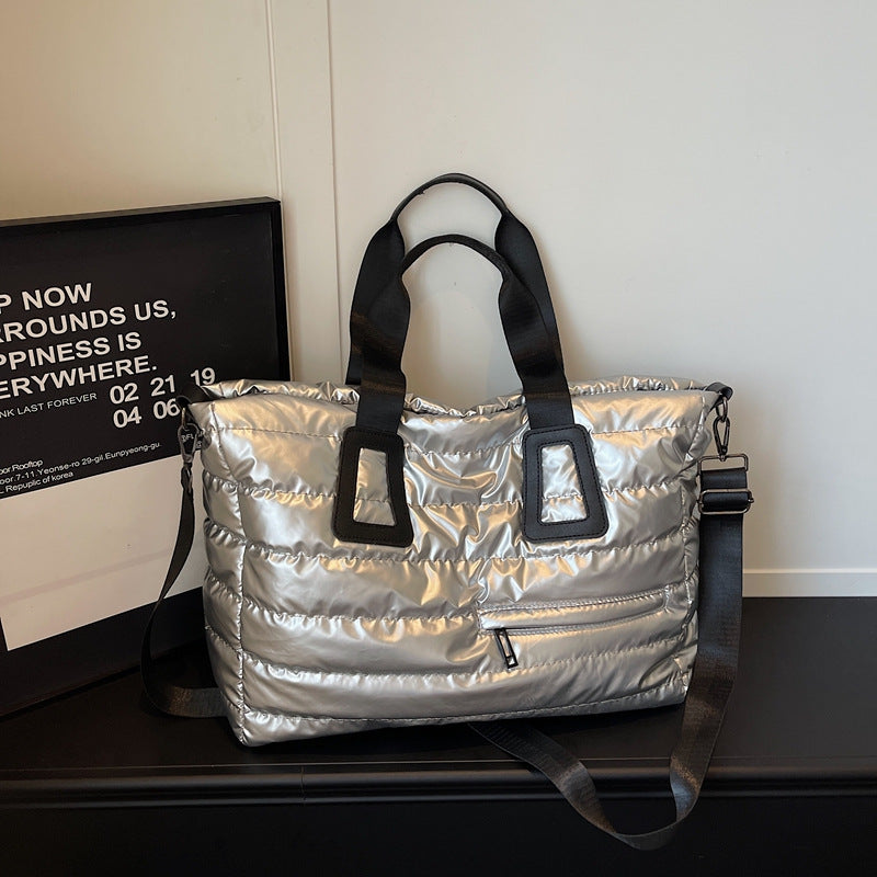 Isolierte Mode-Reise-Tasche