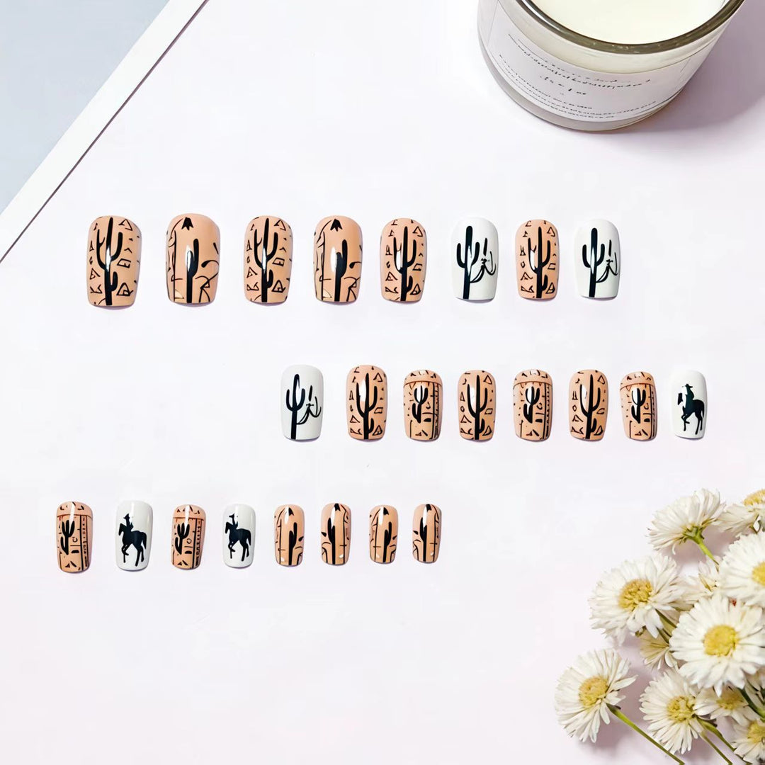 Kunstnageldesign mit Geometrischem Wüstenmotiv Karnz
