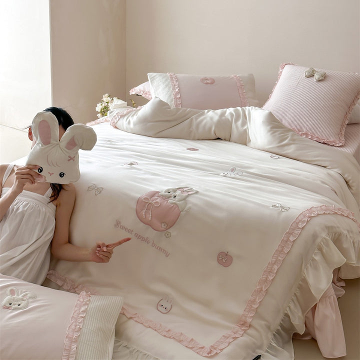 Rüschensatin-gefühlt Bunny Applikation Wendebettbezug Set mit dekorativem Euro-Kissenbezug und plüschigem Akzentkissen