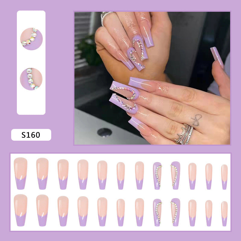 Kunstnagelset mit funkelnden Herzen und eleganten Glitzerakzenten Karnz