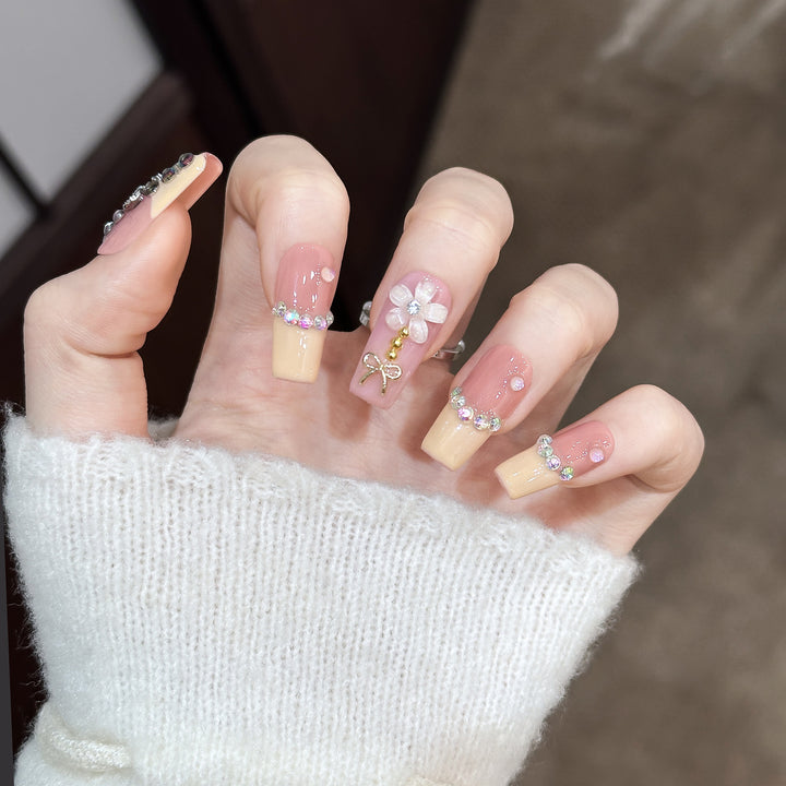 Dekorative Nagelkunst Tipps mit Strassakzenten