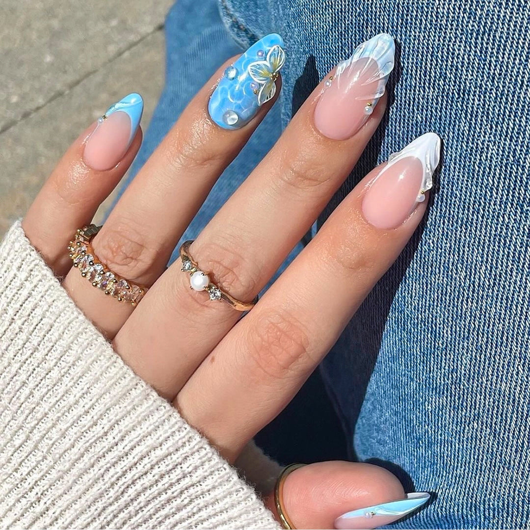 Kunstvolle Nagelkunst mit floralem Design und Glitzer Karnz