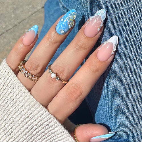 Kunstvolle Nagelkunst mit floralem Design und Glitzer Karnz