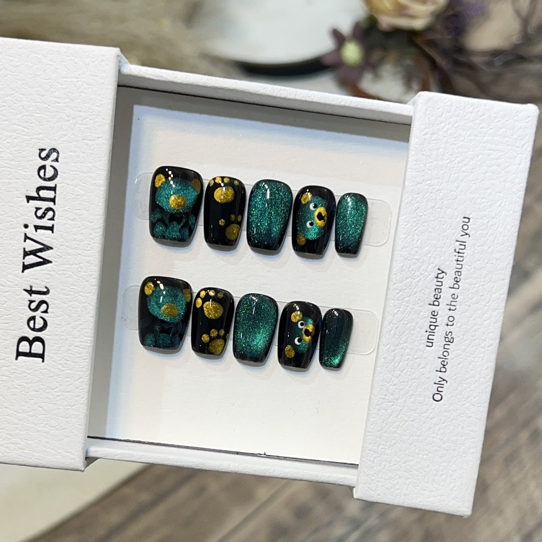 Künstlerisches Press-On-Nagelset mit verspielten Blumen- und Glitzerakzenten Karnz