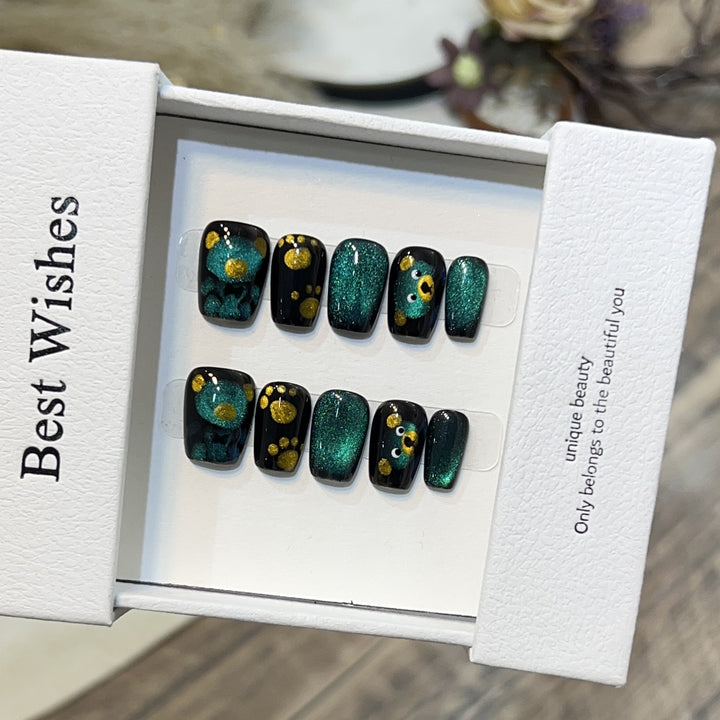 Künstlerisches Press-On-Nagelset mit verspielten Blumen- und Glitzerakzenten Karnz