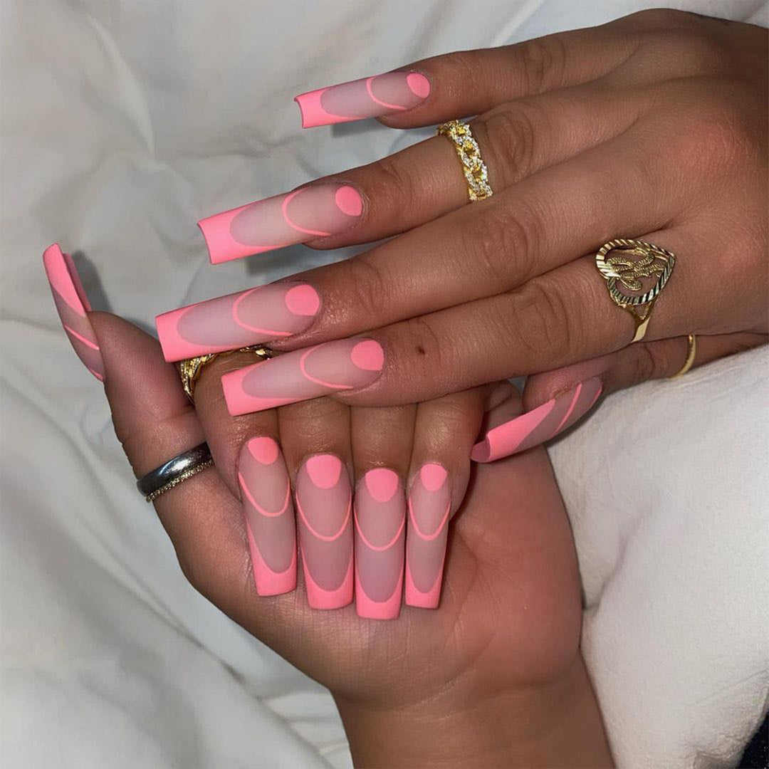 Kreative Nagelkunst mit geometrischem Design Karnz