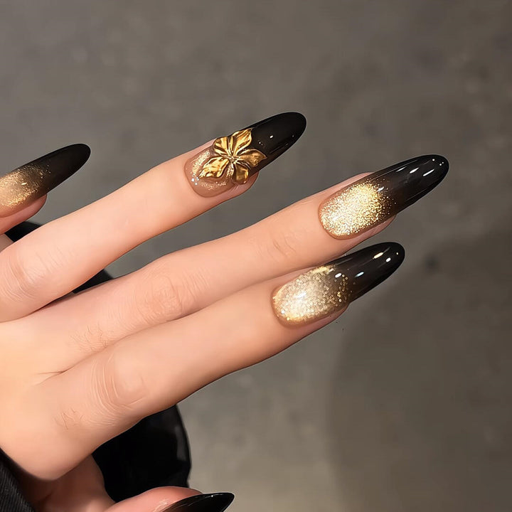 Glamouröse Kunstnägel mit Filigranen Blüten- und Glitzereffekten Karnz