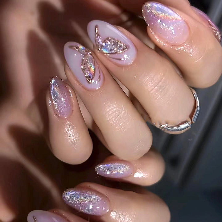 Glamouröse Kunstnägel mit Strass- und Glitzerverzierungen Karnz