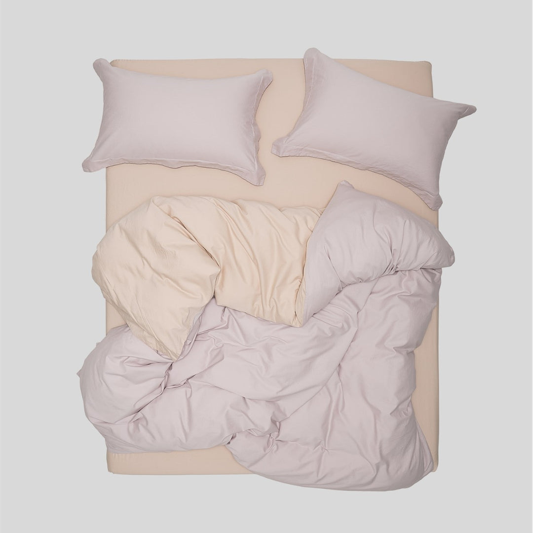 Minimalist gewaschenes gebürstetes Baumwoll-Bettwäsche-Set mit tiefem Spannbetttuch und Kissenbezügen