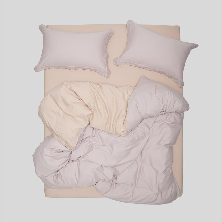 Minimalist gewaschenes gebürstetes Baumwoll-Bettwäsche-Set mit tiefem Spannbetttuch und Kissenbezügen