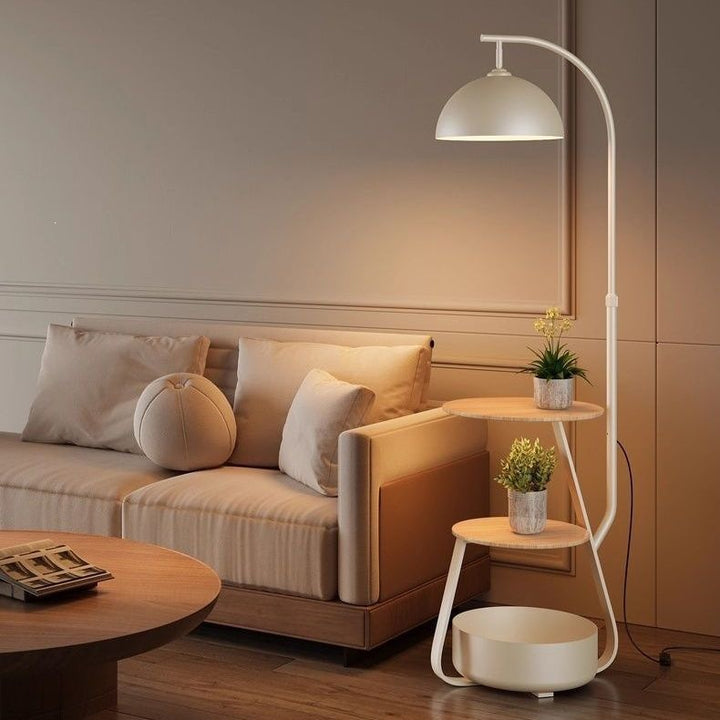 Moderne Stehlampe mit Regalen
