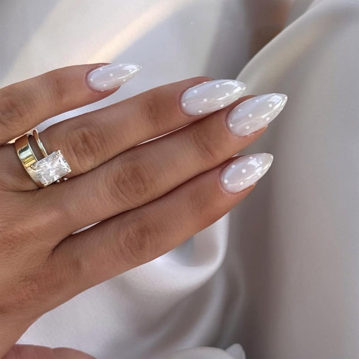 Künstliche Nagelkunst mit verspielten Punkten und Schleifen Karnz