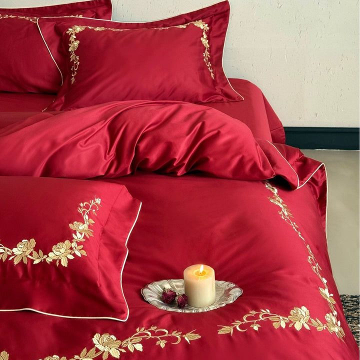 Luxuriöses Satin-Bettwäsche-Set mit floraler Goldstickerei und feiner Paspelierung