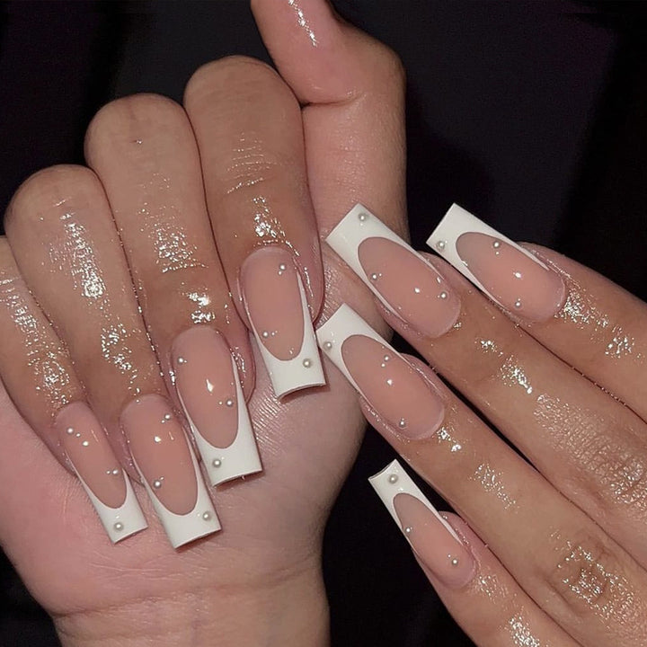 Künstliche Nagelspitzen mit eleganten Perlenakzenten Karnz