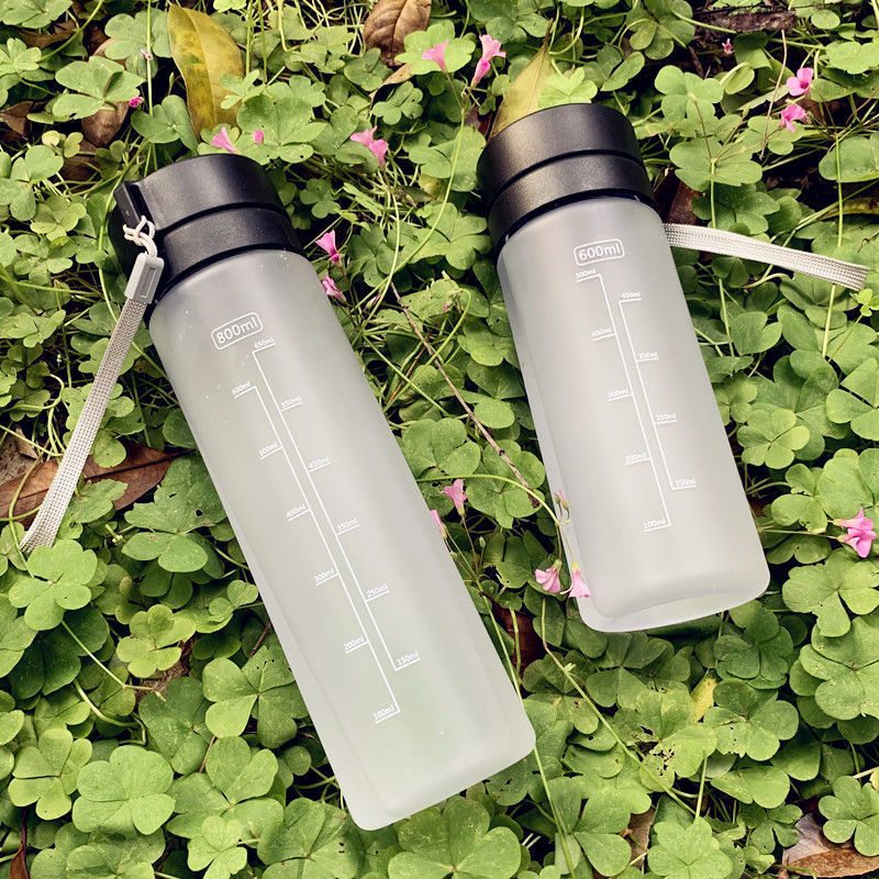 Damen tragbare Wasserflasche mit praktischem Reinigungssystem Karnz