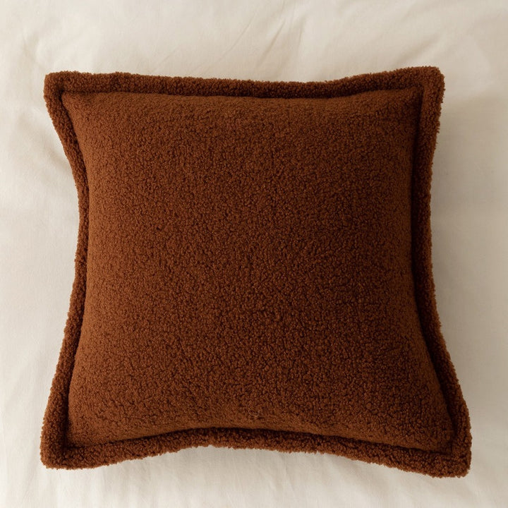 Dekoratives Teddy‑Fleece‑Kissen mit wattierter Füllung und Kedernaht