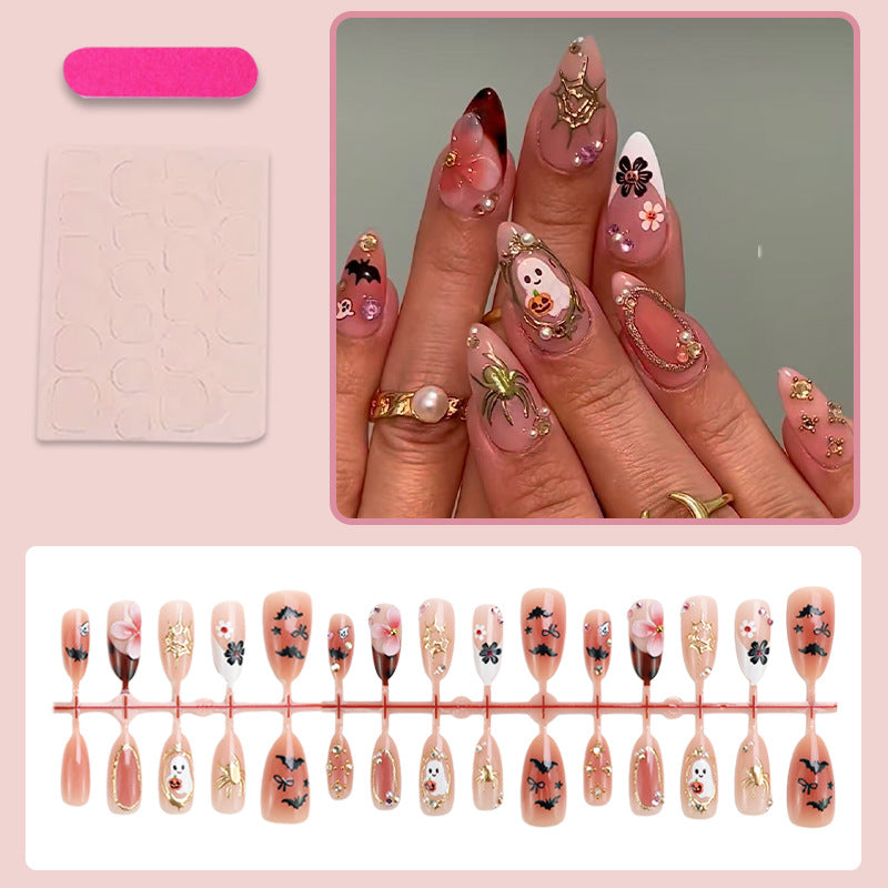 Kunstnagelset mit Halloween-Motiven und extravaganten Akzenten Karnz