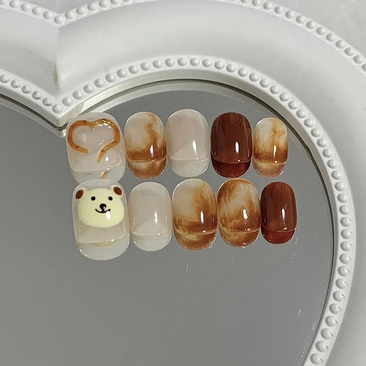 Kunstnägel mit Süßem Bärenmotiv und Marmoriertem Design Karnz
