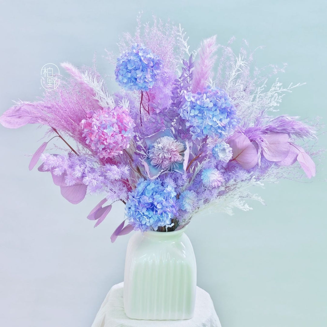 Lebhaftes Blumenarrangement als Mittelpunkt