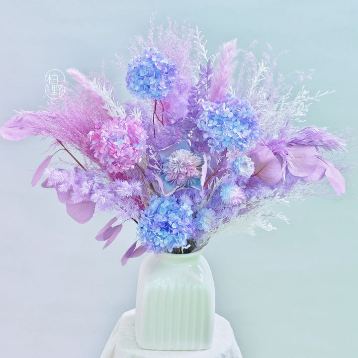 Lebhaftes Blumenarrangement als Mittelpunkt
