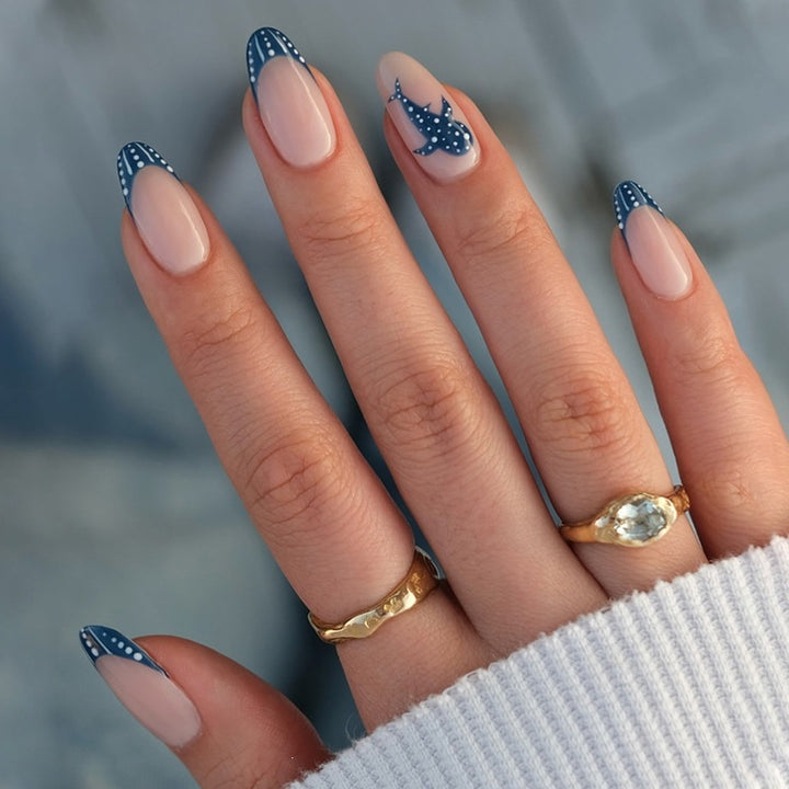 Kreatives Kunstnagelset mit stilvollen Design Akzenten Karnz
