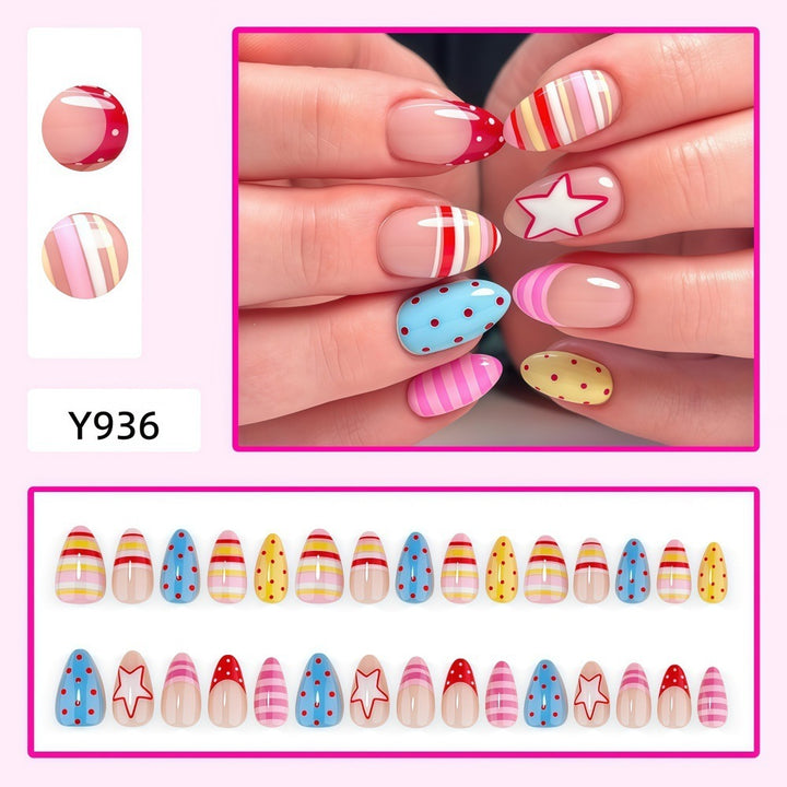 Kreatives Kunstnagelset mit bunten Mustern Karnz